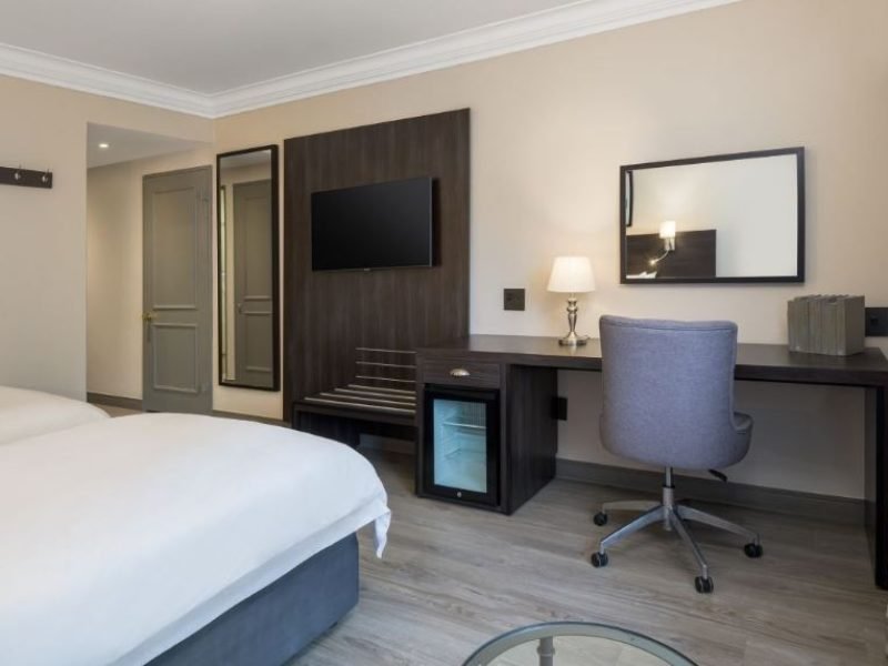 Guest Room, 1 King, Garden view