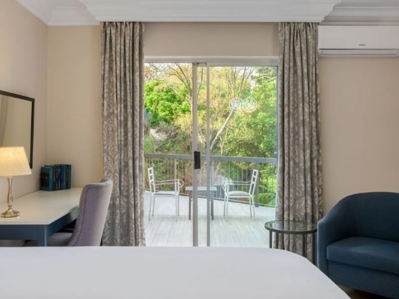 Guest Room, 1 King, Garden View, Balcony