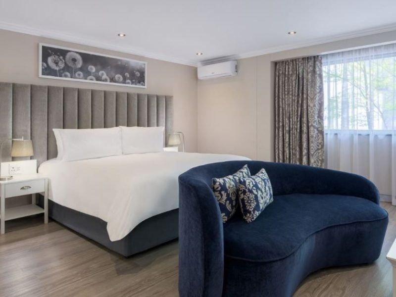 One-Bedroom Suite, 1 King, Garden View